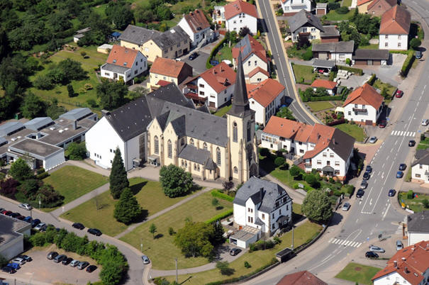 Kirche mit Pfarrhaus in Hasborn 2012